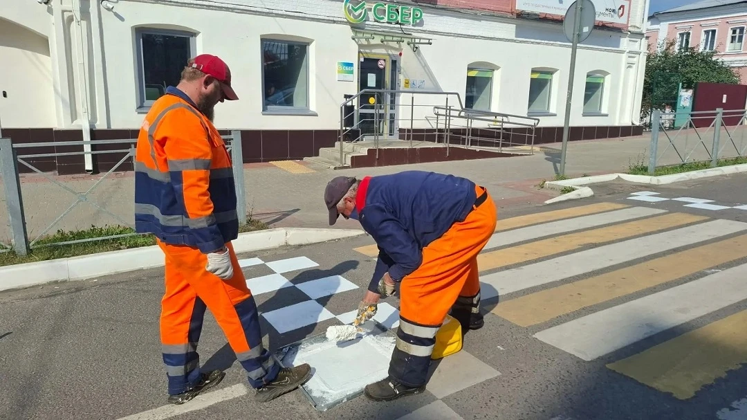 Работники Болховского дорожного отдела на улицах Болхова обновляют «зебры»