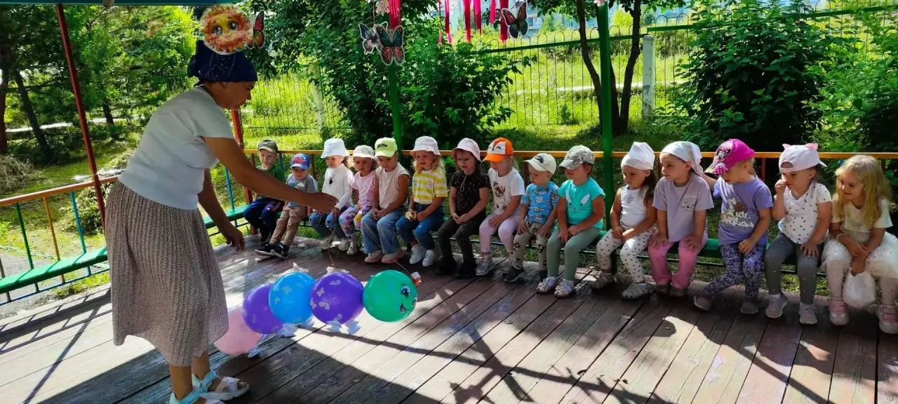 Понедельник в младшей группе начался ярко и динамично! ☀️

На летнюю прогулку к малышам заглянула не