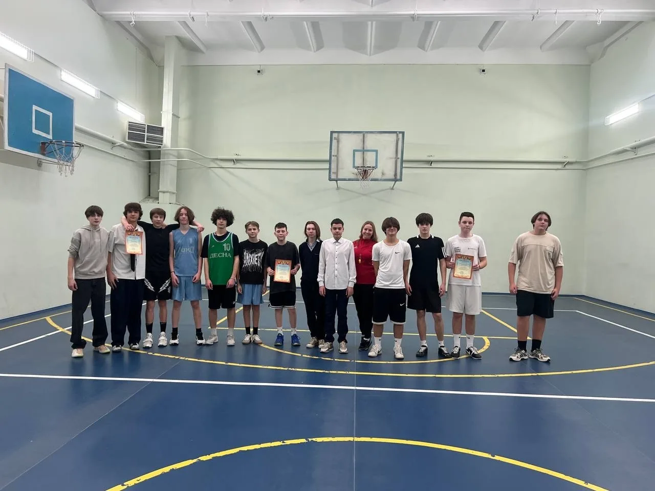 🏀 Также в нашей школе прошли захватывающие соревнования по стритболу среди 8 классов.  💯 Игры получи