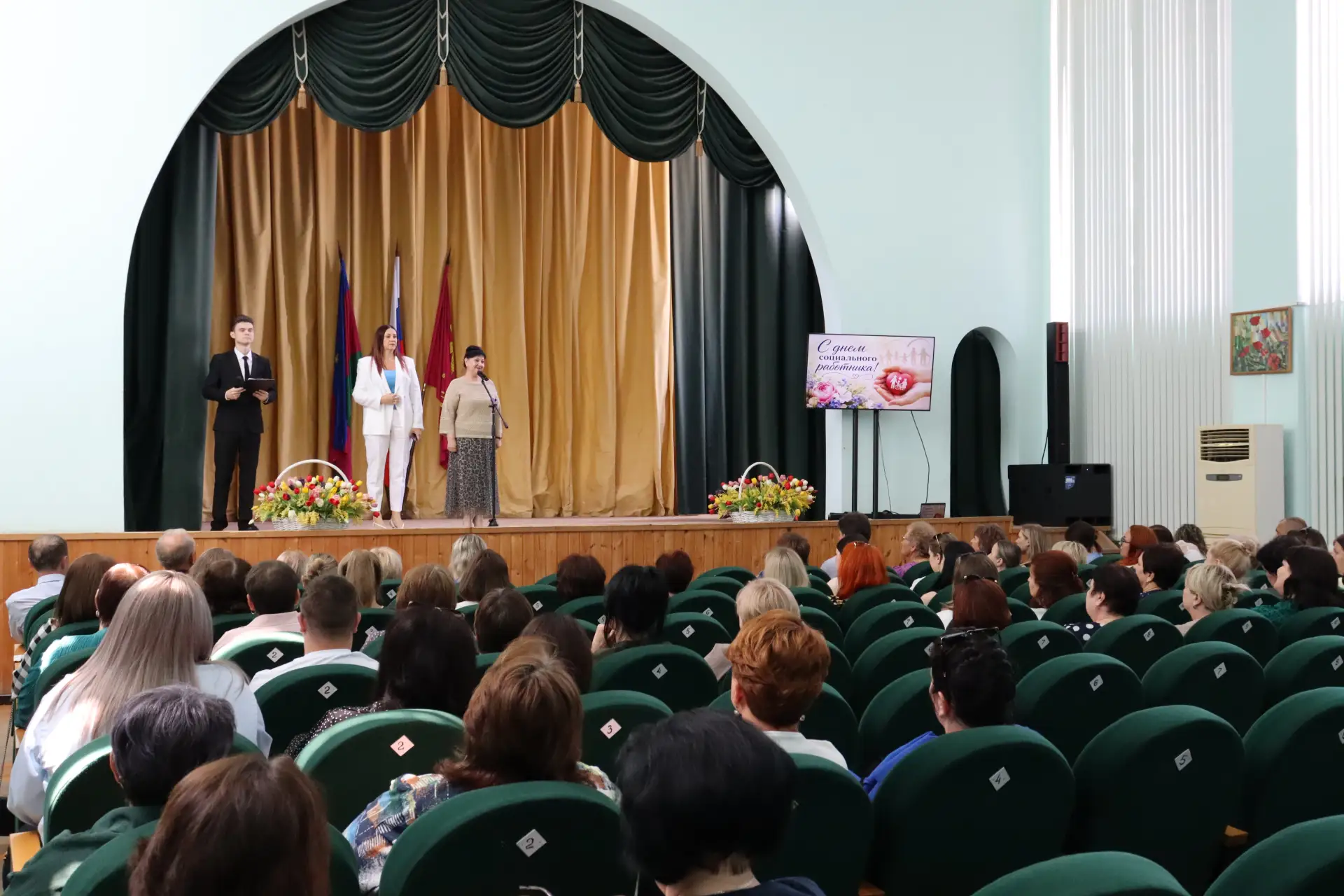 🌸 Пусть добротой наполнится душа: в Кореновске чествовали социальных работников

Сегодня прошло тор