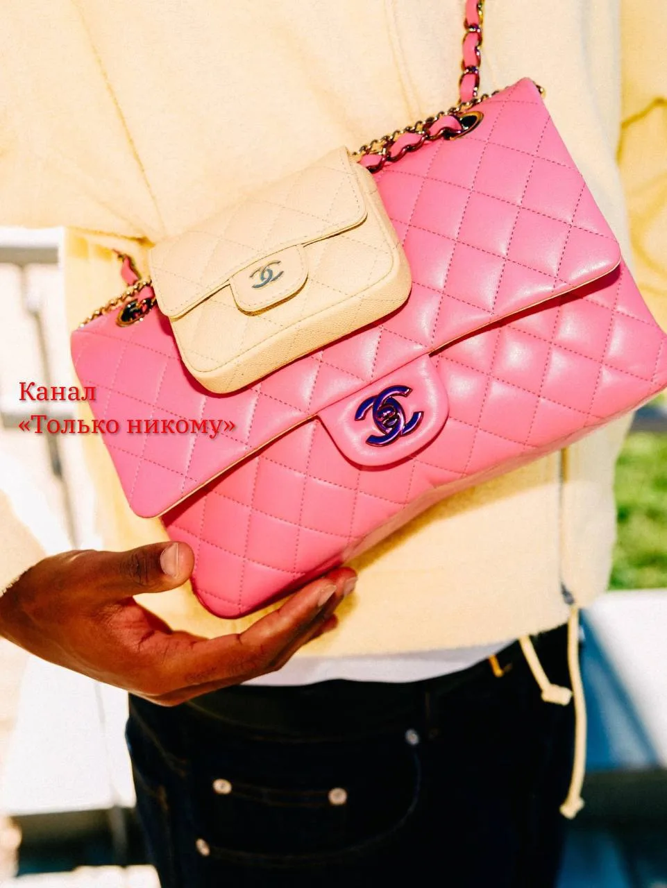 У Ямаля пополнение в коллекции сумочек Chanel. Большая стоит 8500 долларов, а та, что п...