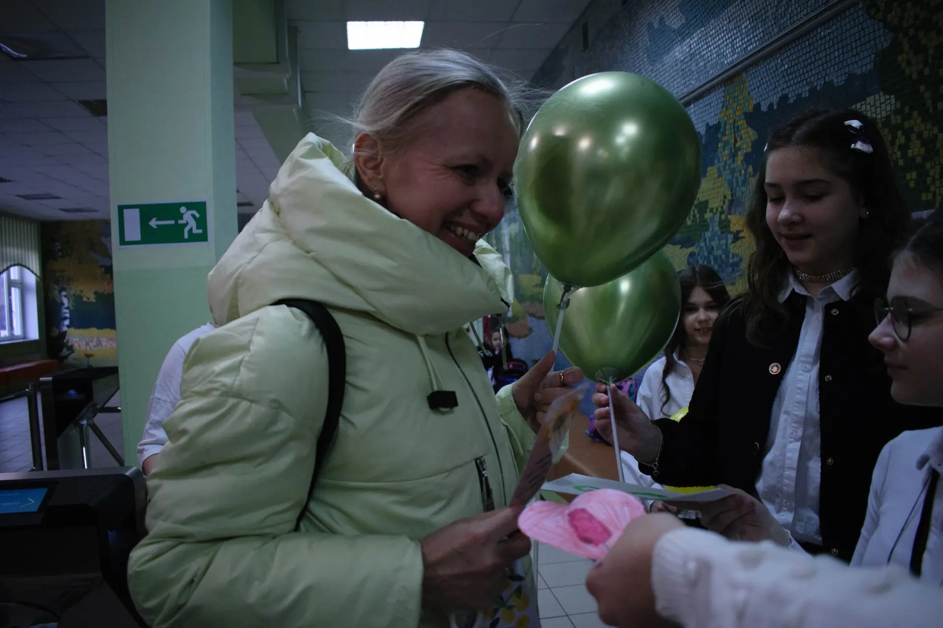 💐 ВЕСНА В НАШЕЙ ШКОЛЕ — ПОЗДРАВЛЕНИЕ ДЛЯ ЖЕНЩИН!  ☀️ Сегодня активисты нашей школы устроили тёплое и