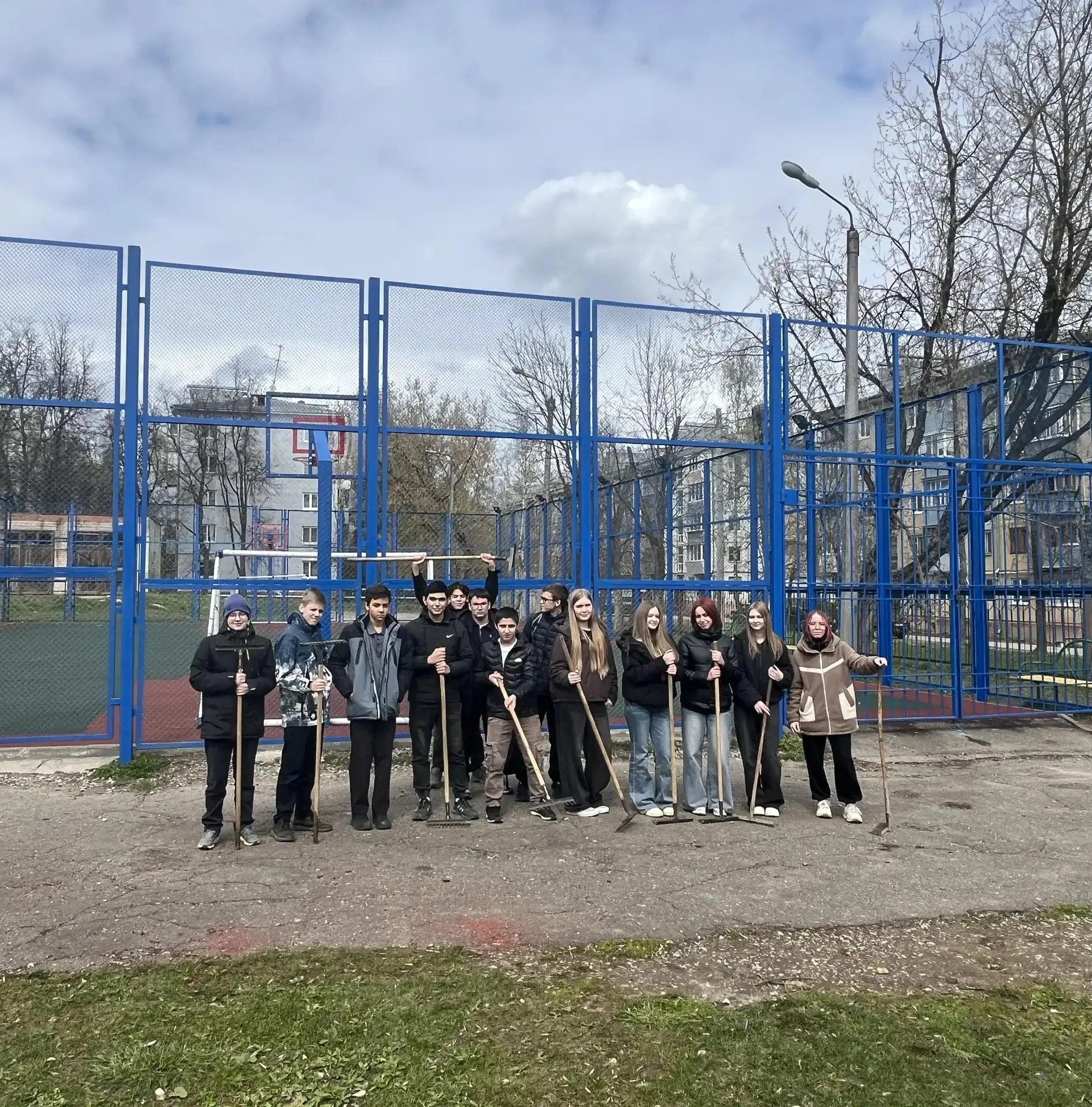 💪 Субботник в школе — к 1 Мая готовы! 💪  Учащиеся нашей школы вышли на субботник, чтобы навести поря