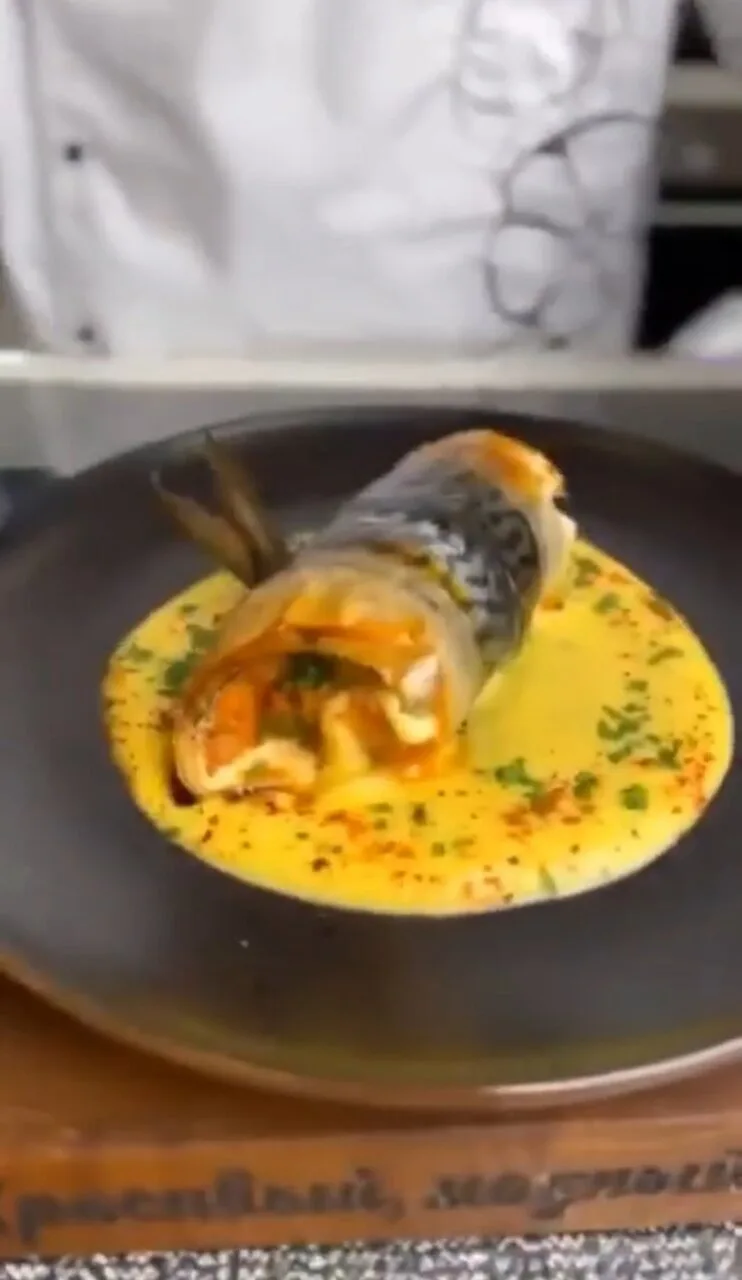 🐟 Сочная скумбрия, запеченная с пикантными овощами и сыром в духовке.