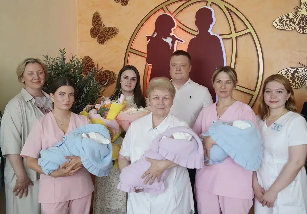 В Кузбассе родилась ещё одна тройня. 

Малыши Роман, Максим и Ксения родились раньше срока, поэтому 