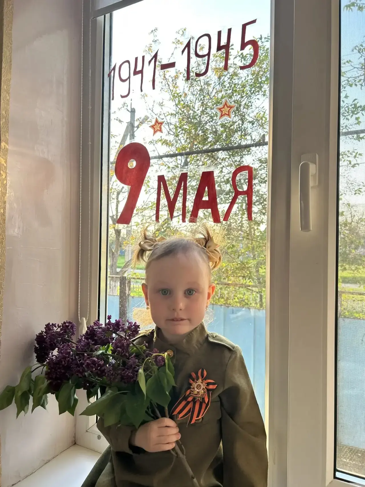 Воспитанники второй группы раннего возраста приняли участие в акции «Окна Победы». #Пом...