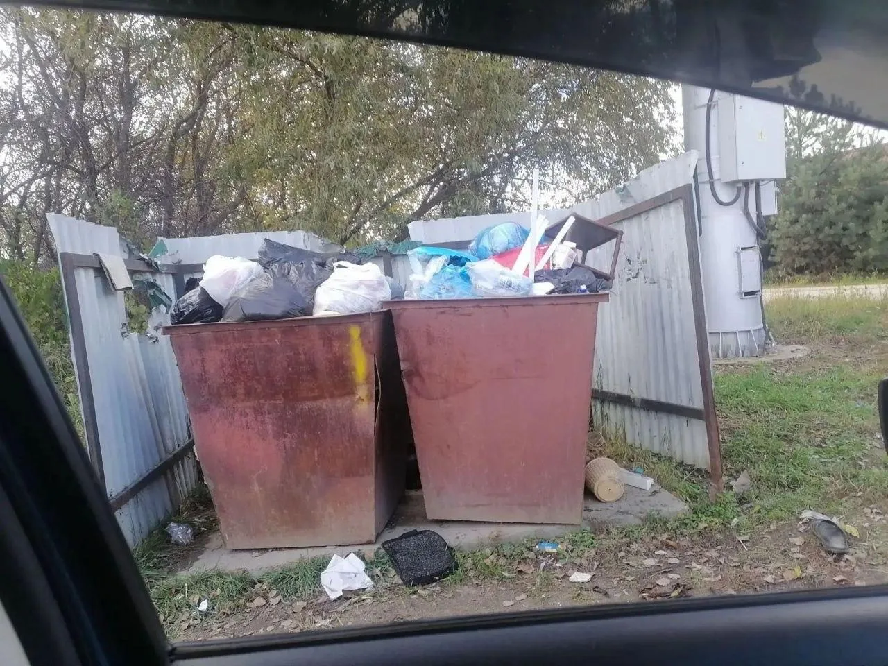 Жители Владимировки жалуются на кучи мусора, которые скапливаются в селе. По словам сел...