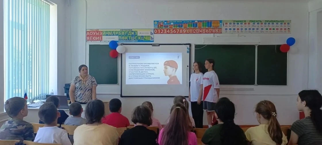 В преддверии дня молодёжи участники Движения Первых и ребята из пришкольного лагеря "Весёлые ребята"