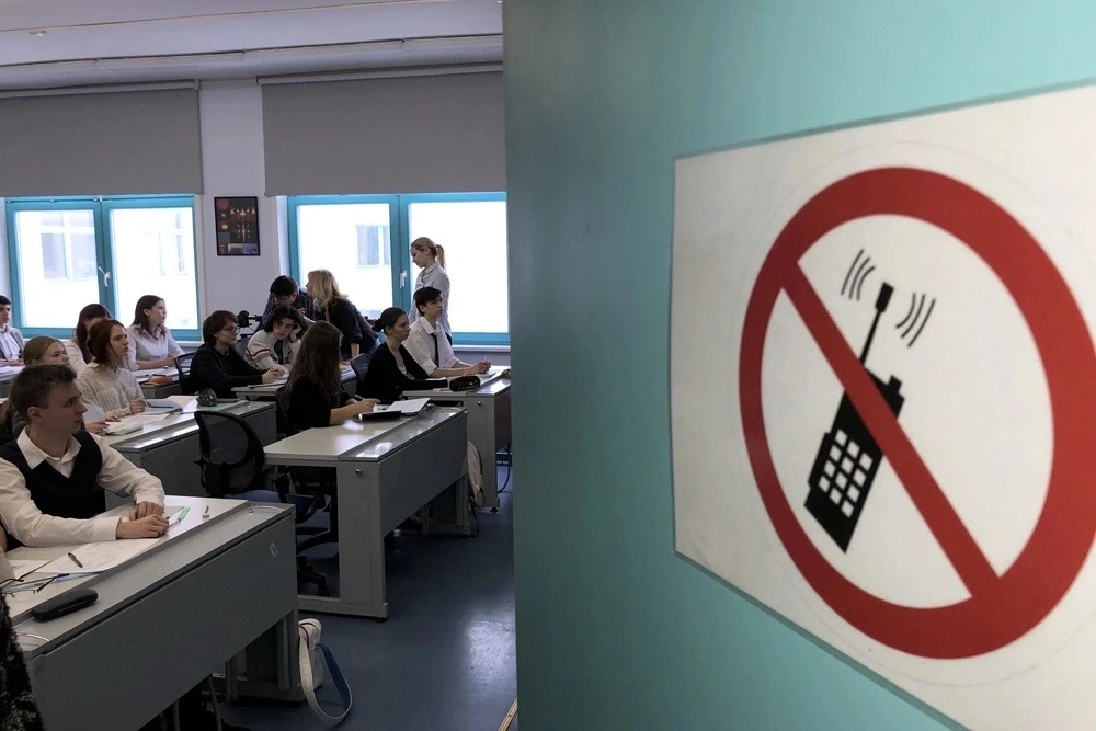 📵С 1 сентября 2026 года в России вступает в силу приказ Минпросвещения, запрещающий ис...