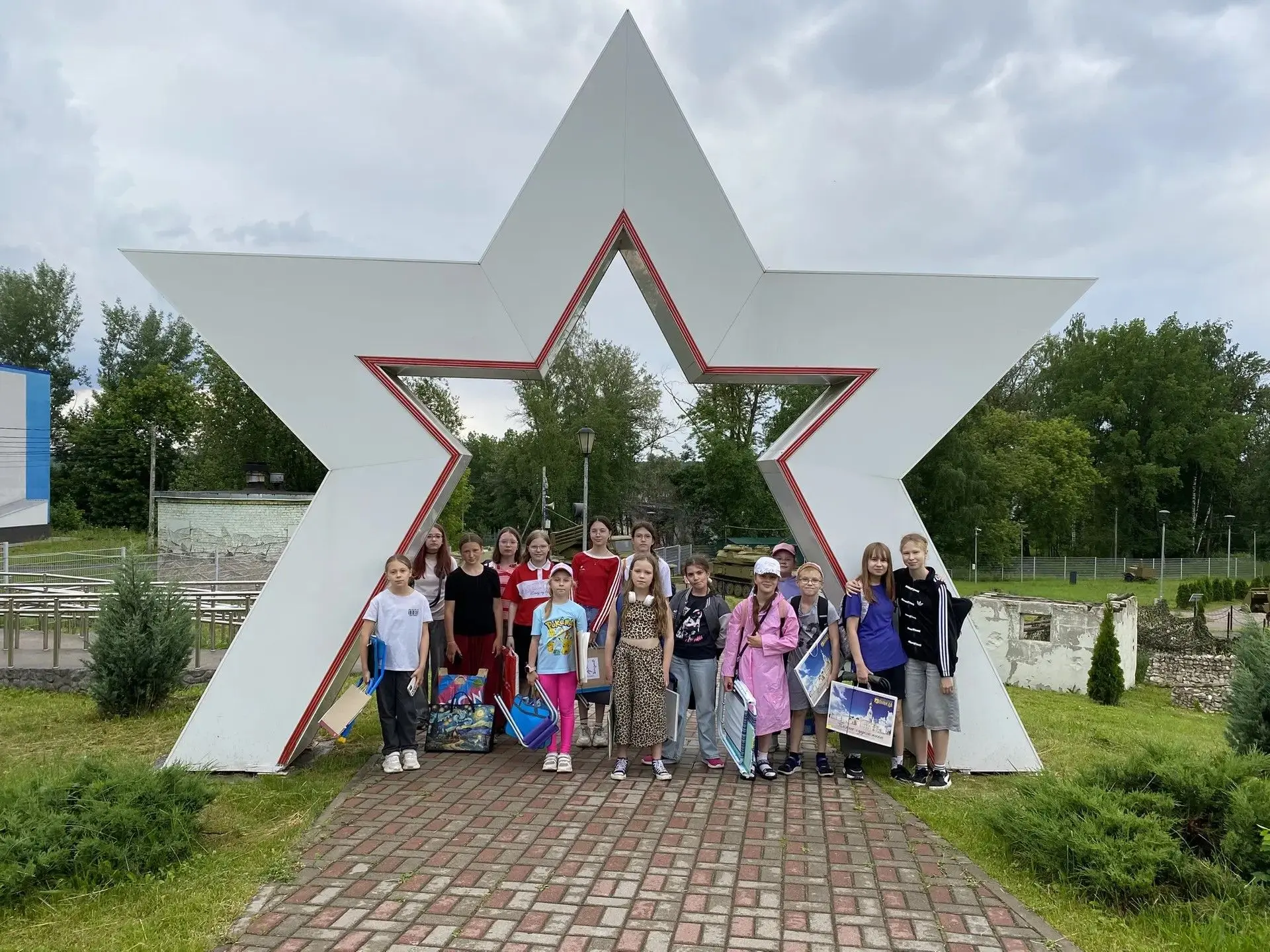 22 июня, в День памяти и скорби, наши учащиеся вместе с педагогом Ириной Анатольевной Лыман отправил