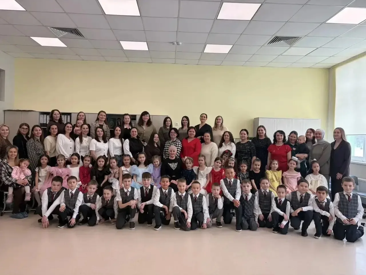 💐1 «Б»сыйныфы Халыкара хатын - кызлар көненә багышланган музыкаль кичә үткәрде🤗  💐Учащиеся 1 «Б» кла