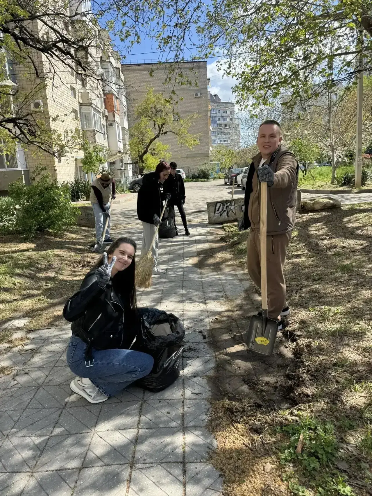 Анапа присоединилась ко Всероссийскому субботнику  Жители города, сотрудники предприятий, организаци