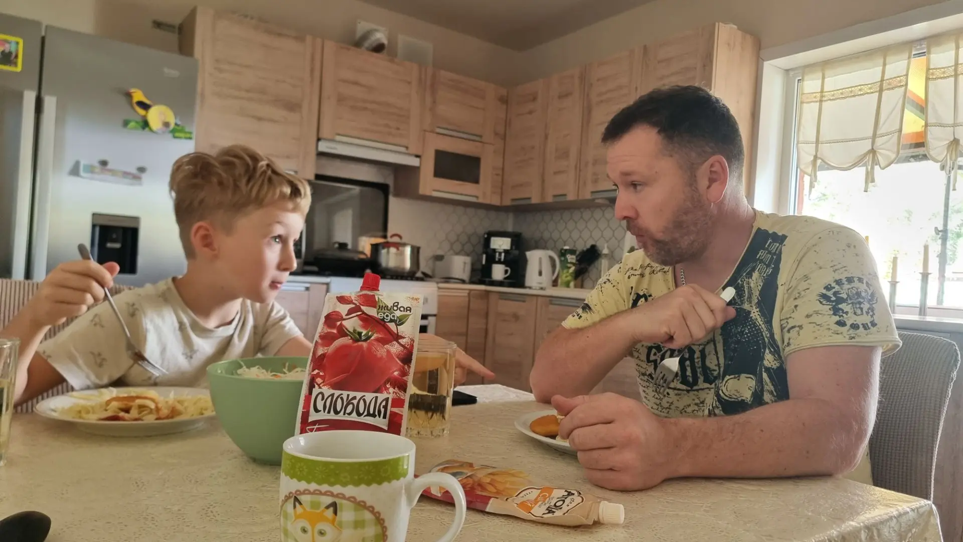 Как и планировала, я сегодня почти отдыхаю). От готовки заврака и обеда не отвертеться ...