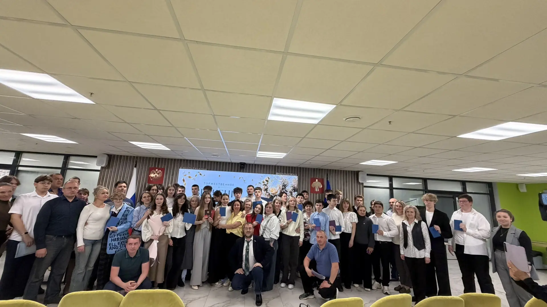 🎉 Сегодня прошло торжественное вручение аттестатов на базе Ресурсного молодежного центра! 
🏫🥇 Мол