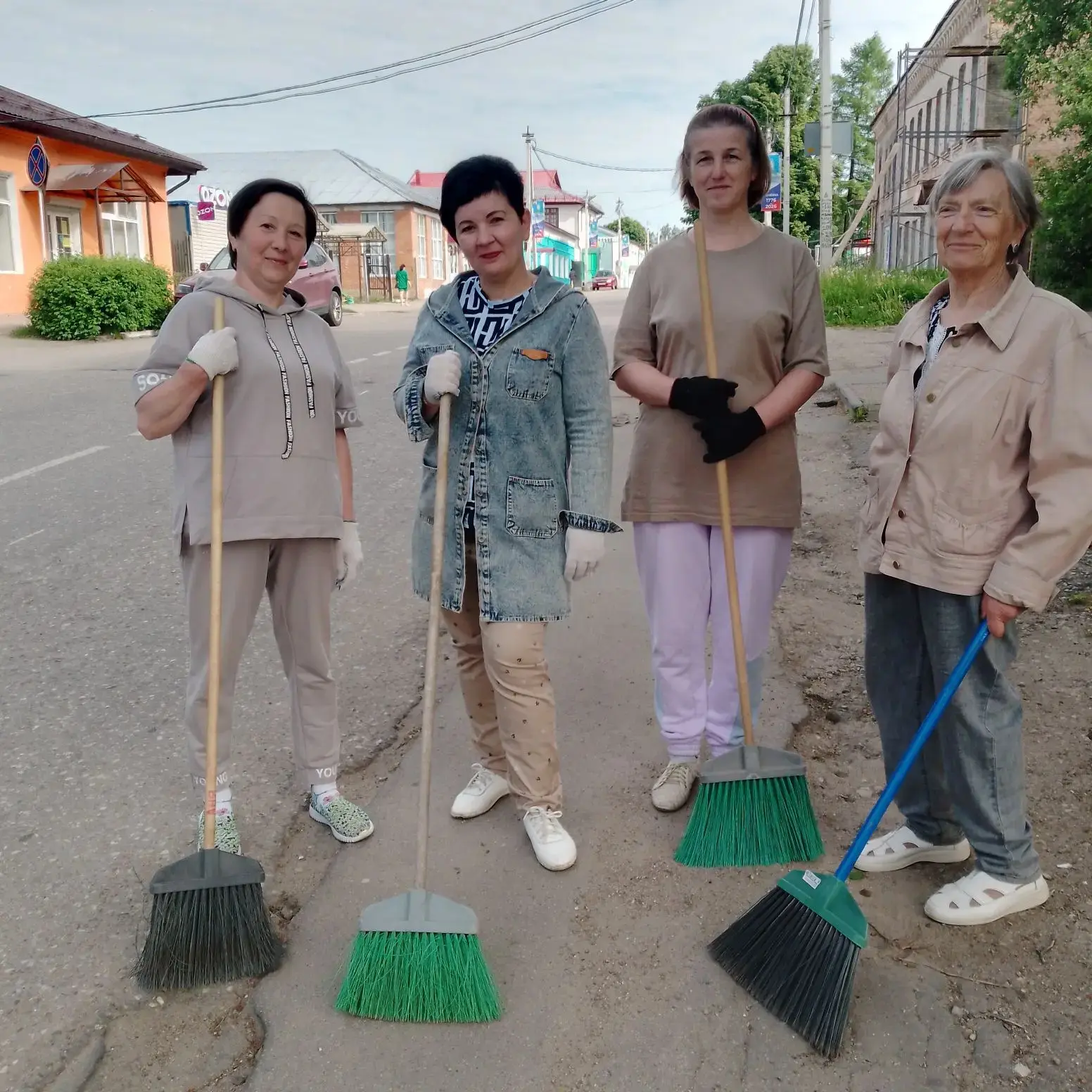 Сегодня коллектив ДШИ принял участие в субботнике по благоустройству нашего города.