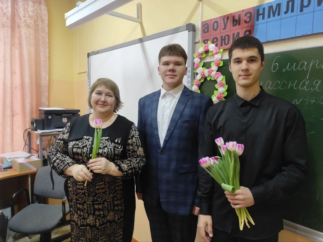 🌸 «Вам, любимые!»  6 марта утро в гимназии было особенным и полным радости! Старшеклассники встретил
