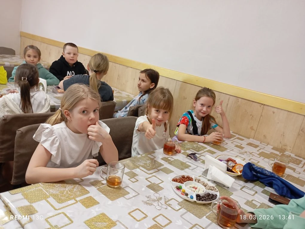 Орлята из 1 "А" класса побывали на шоколадной фабрике. 🍫🍫🍫🍫🍫🍫 Они увидели, как создаются сладкие кон