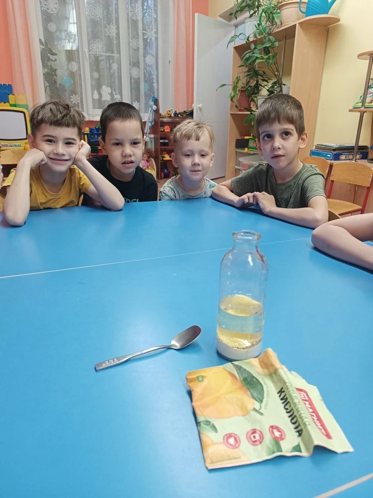Сегодня наши юные химики создали настоящую вьюгу в банке! 🧪