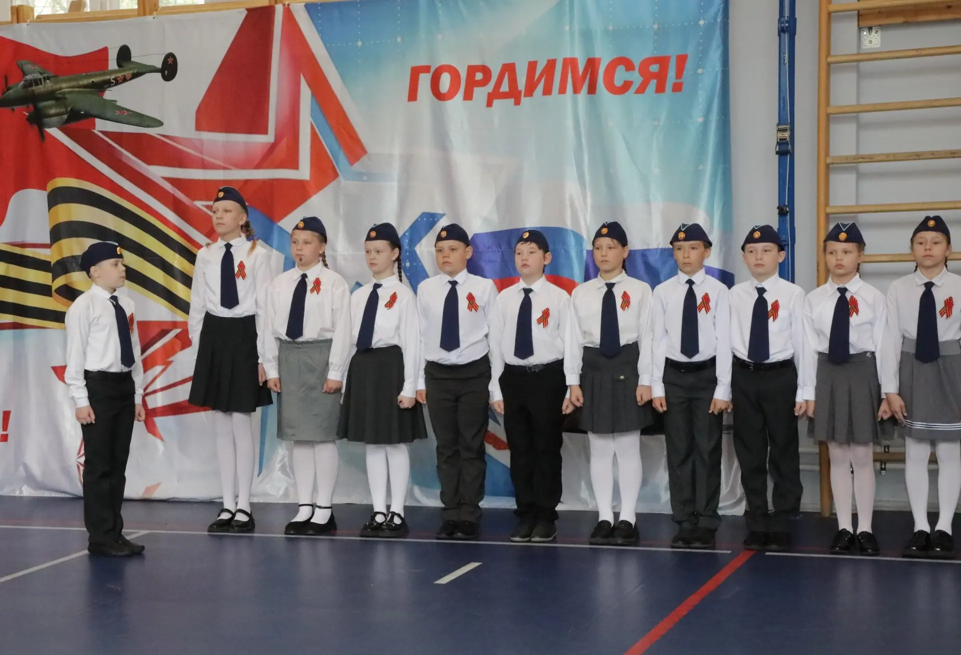Сегодня в нашей школе прошел смотр строя и песни среди учащихся начальной школы.  Ярко, красиво, эмо