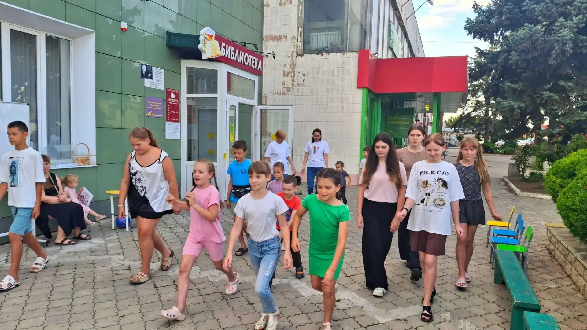 Ребята посетили библиотеку  и приняли участие в мероприятии "Лето на дворе, веселье  детворе", еще п