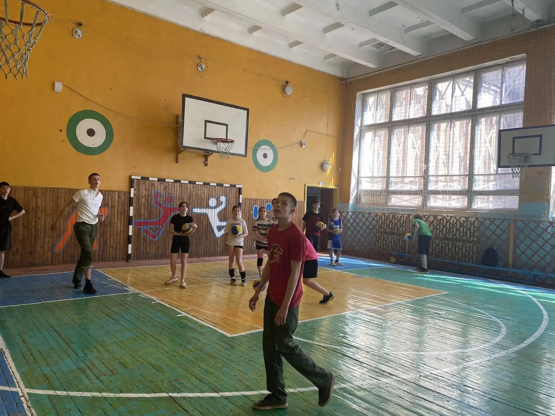 На занятиях по волейболу тренер-преподаватель ДЮСШ Ветчинова Л.Н.грамотно распределяет обязанности м