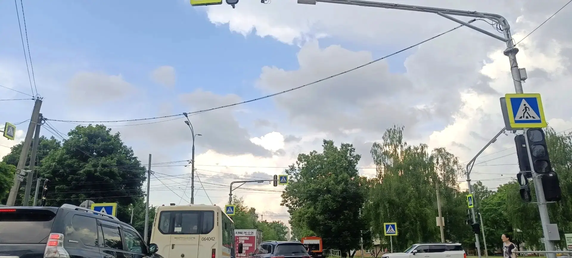На пересечении улиц Московской и Коммунистической не работает светофор. Образовывается пробка.

Подп