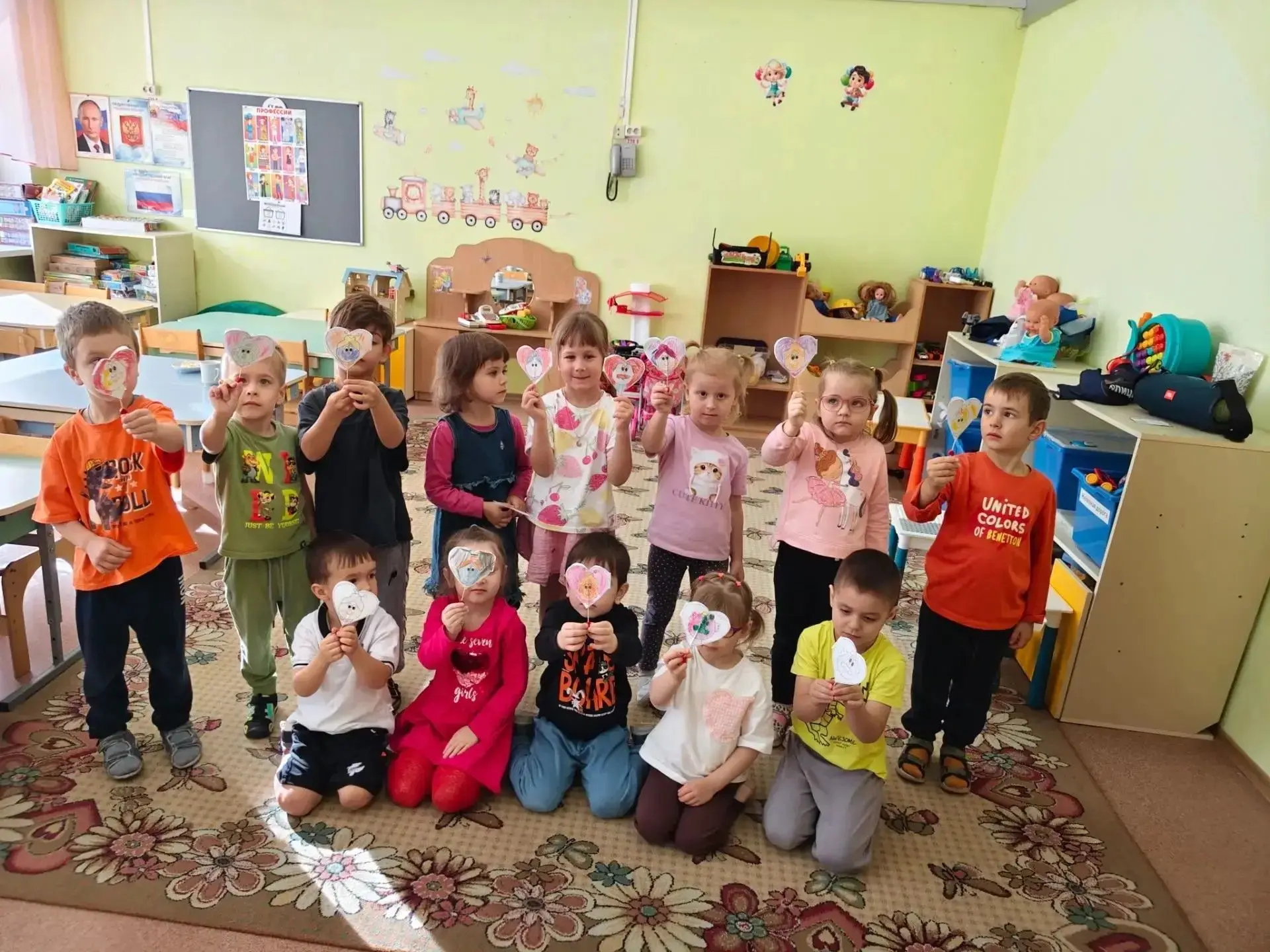 Дошкольники поздравили бабушек и дедушек.