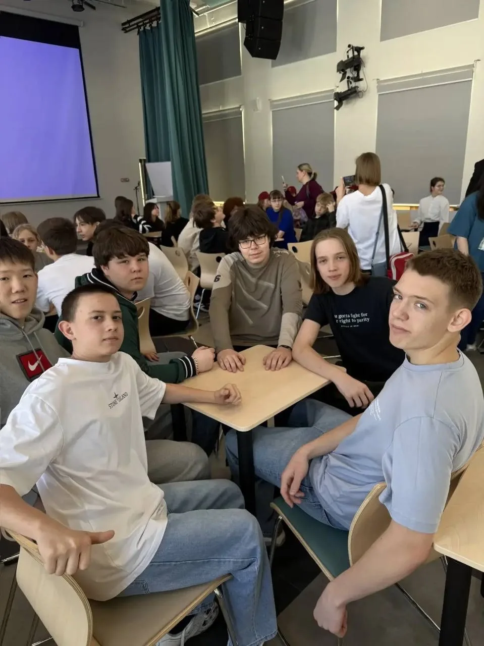 🧠 Наши команды — в полуфинале «Кубка Воробьевых гор»!  6 «В» и 8 «А» достойно представили нашу школу