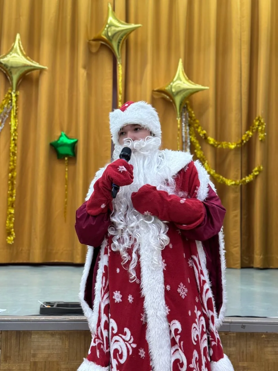 🎄 Сегодня, 24 декабря, в нашей любимой школе состоялась праздничная торжественная новогодняя линейка