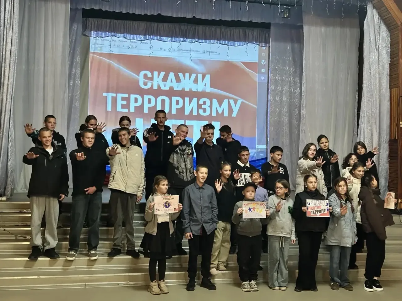 Сегодня учащиеся нашей школы посетили Дом культуры, где прошёл важный и трогательный ча...
