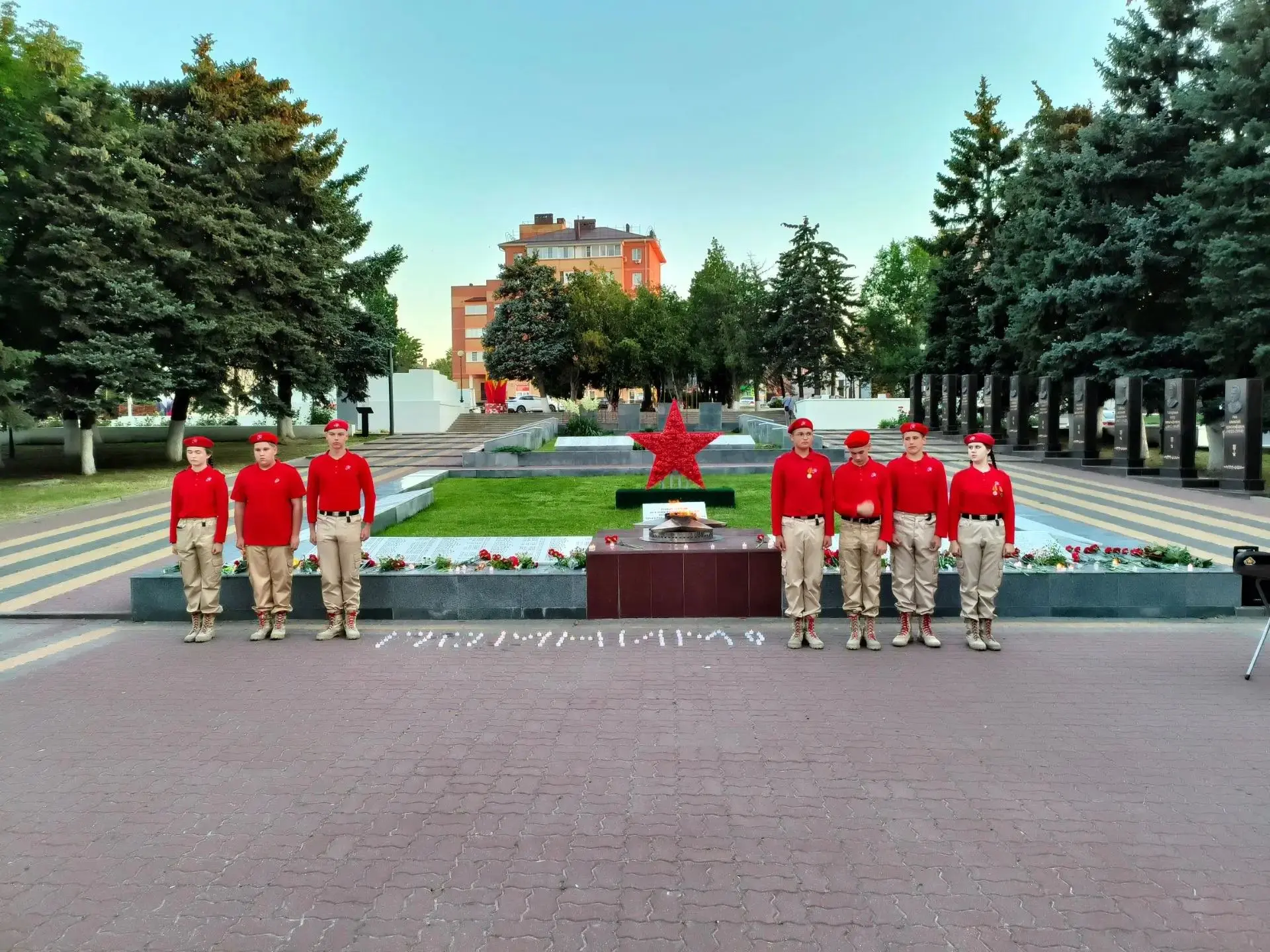 Юнармейцы МБОУ Большелогской СОШ приняли участие в памятных мероприятиях на площади Героев в городе 