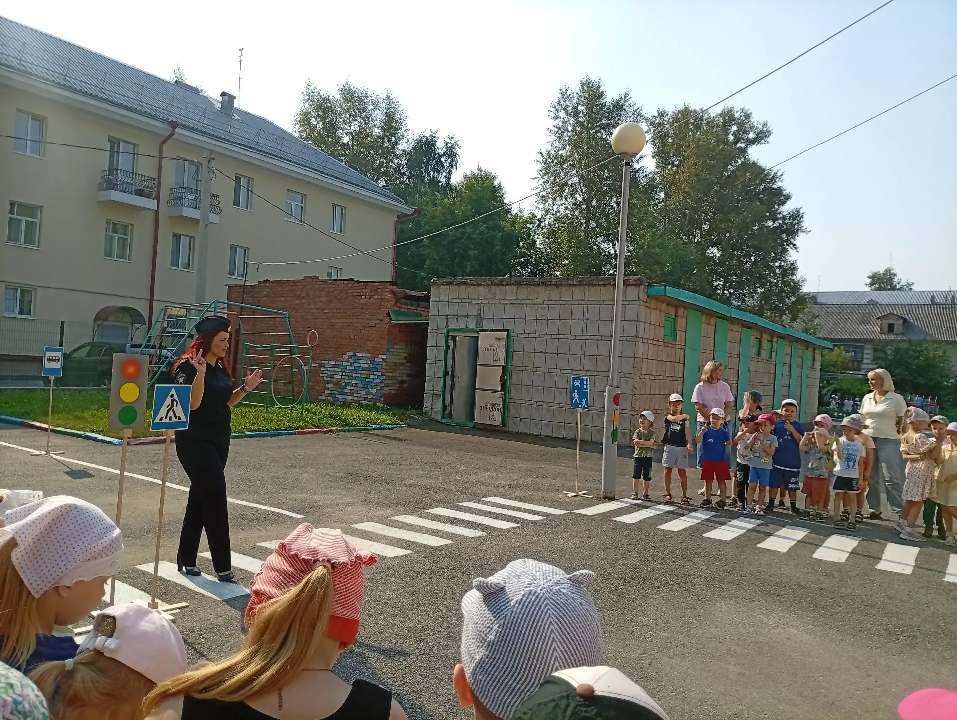 Безопасность на дороге: урок от сотрудника Госавтоинспекции
 
Сегодня в нашем детском саду  прошло в