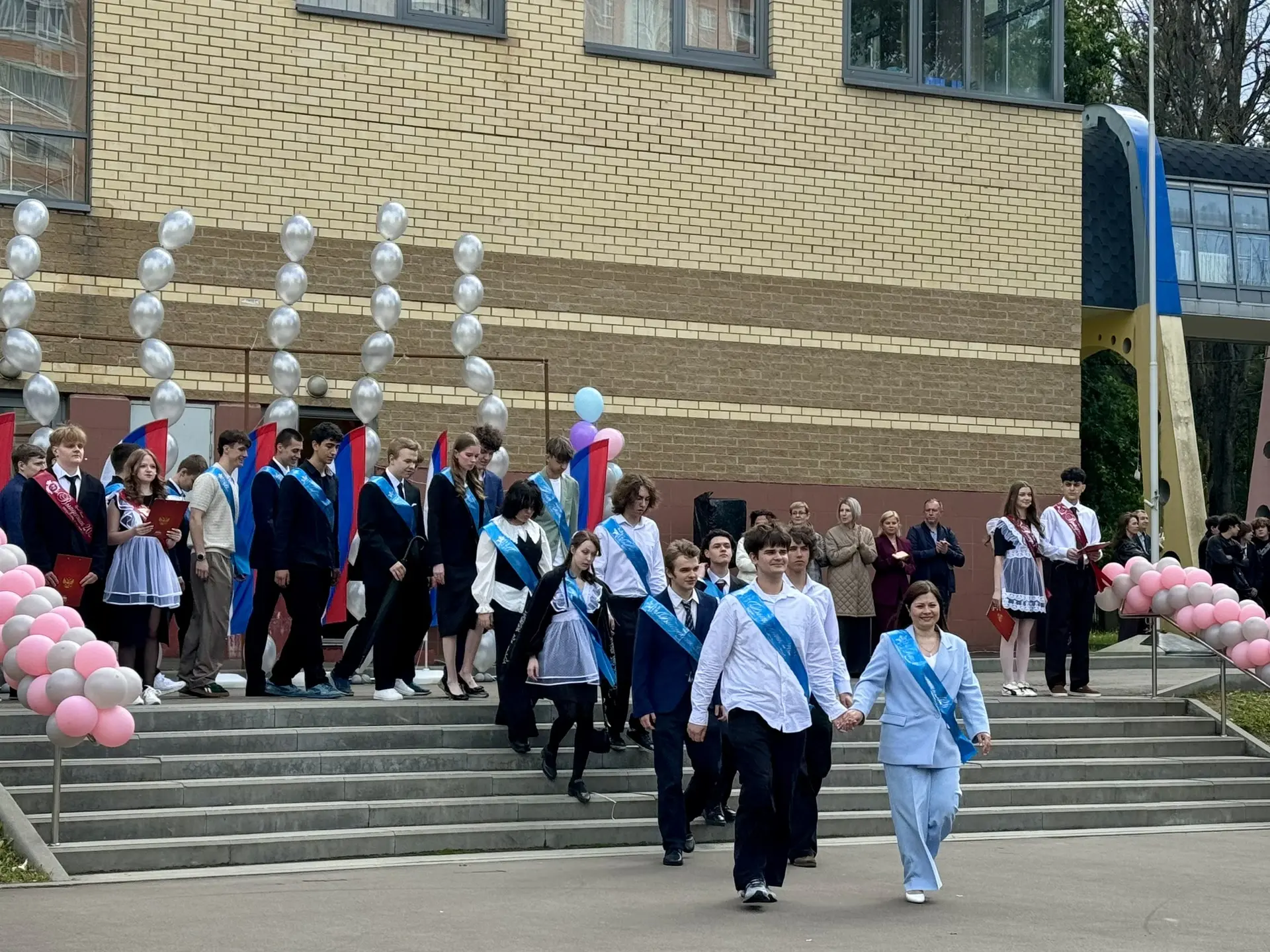 🔔 Сегодня для наших одиннадцатиклассников прозвучал Последний звонок – трогательный, волнующий и та