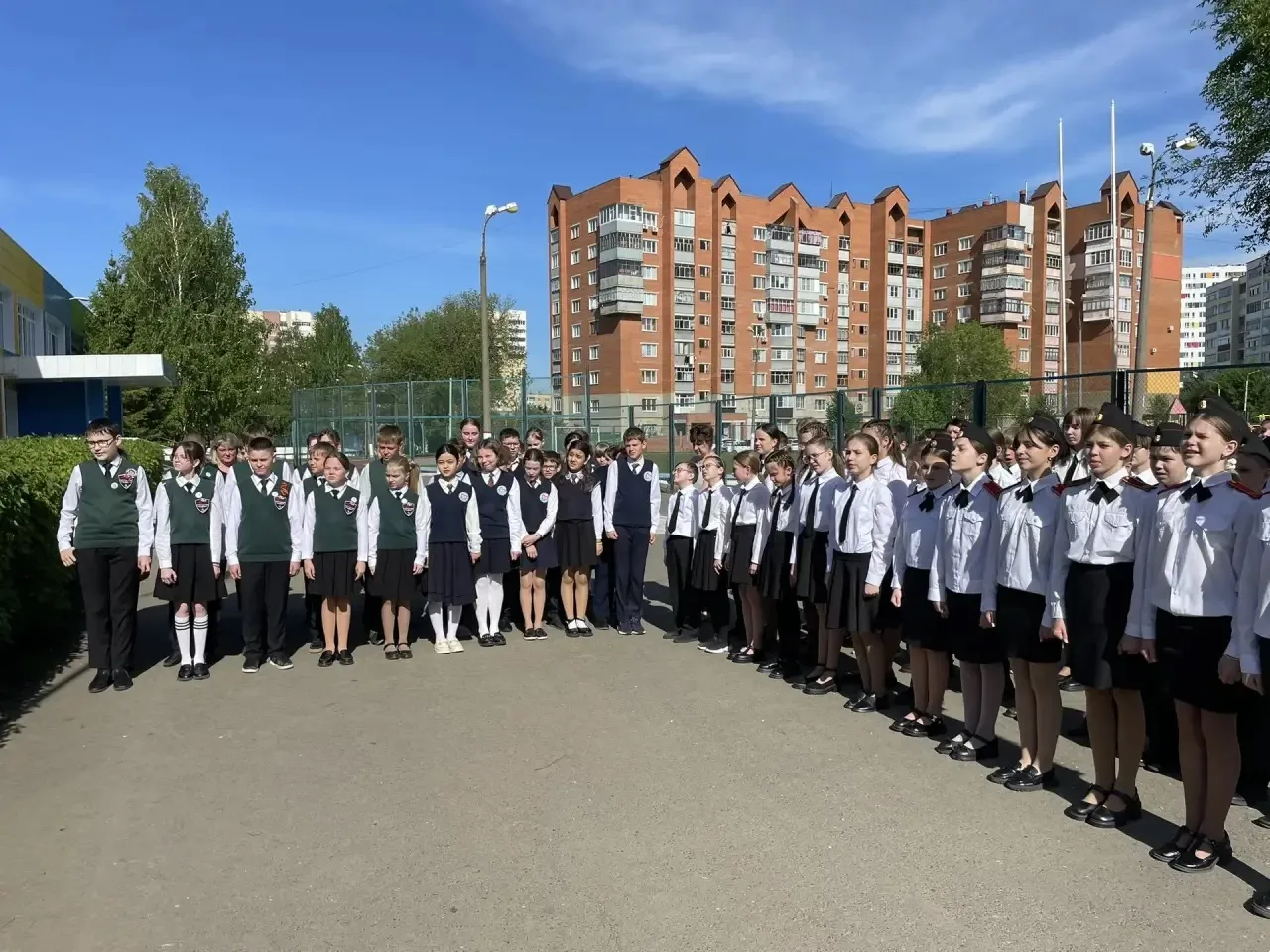 Церемония поднятия флага в нашей школе! ✨🇷🇺    ✅ Сегодня, как и стало хорошей традицией, в нашей шко