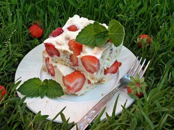 Сметанный десерт с клубникой и печеньем😍