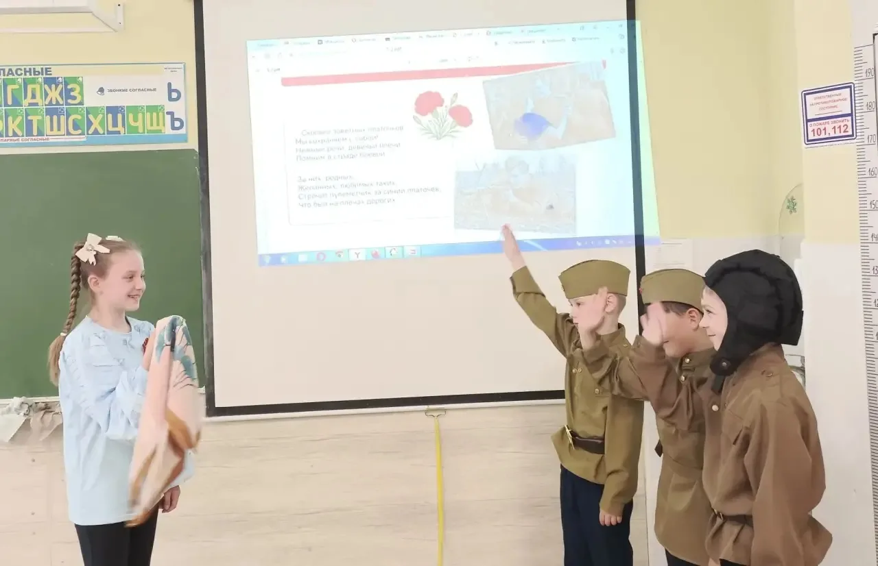 Торжественное начало недели в МОУ СОШ № 18 имени Подольских курсантов. 🇷🇺  Утро понедельника традици