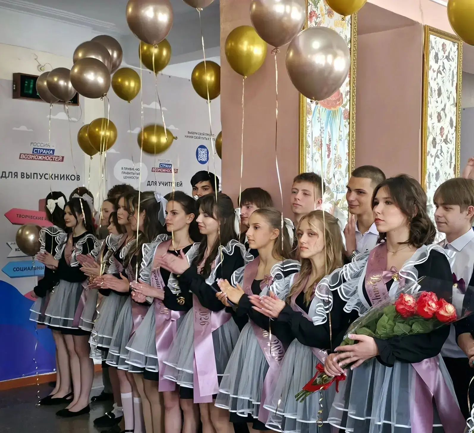 🥳 Макеевка отметила Последний звонок: трогательное прощание и яркое начало!  ✨ 26 мая 2026 года, в Г
