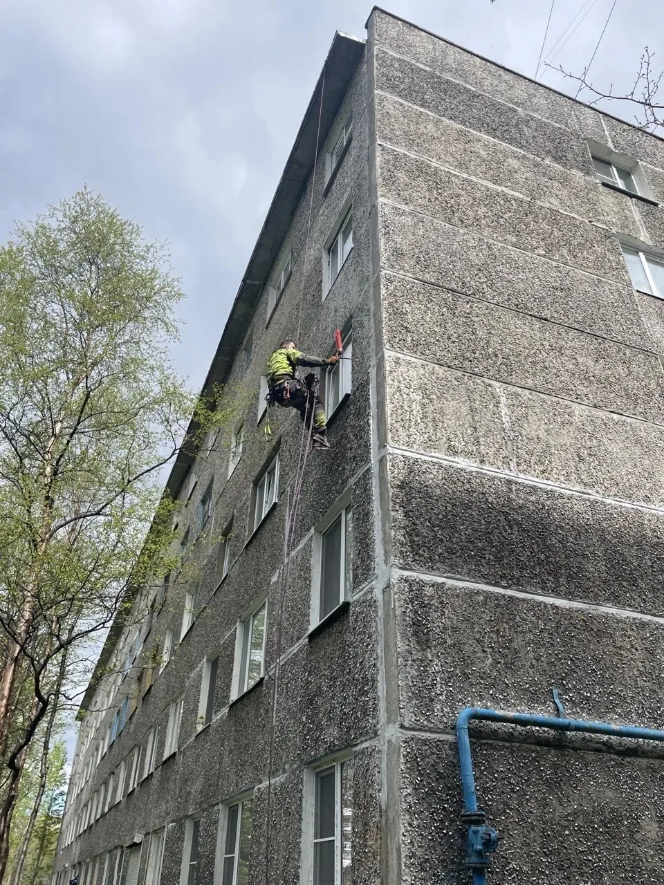 💚Отработали проблемные участки межпанельных швов на Героев - Североморцев 15 к. 2