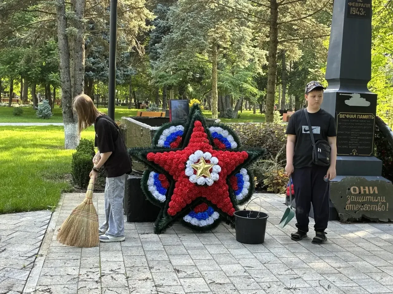 🇷🇺Школьный отряд «Гражданская позиция» наводит порядок в сквере Памяти героев- танкистов

#ОбъектО