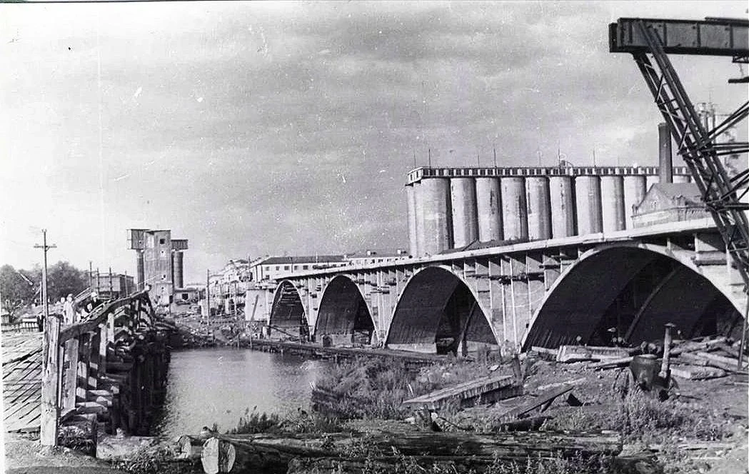 На фотографии раскинулся новый железобетонный Макаровский мост. Слева на снимке — ещё одна интересна