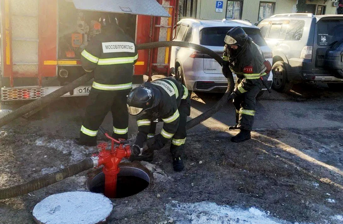 📆 Время пришло! Огнеборцы проверили пожарные гидранты в округах региона 💦  ➡️ Испытание пожарных гид