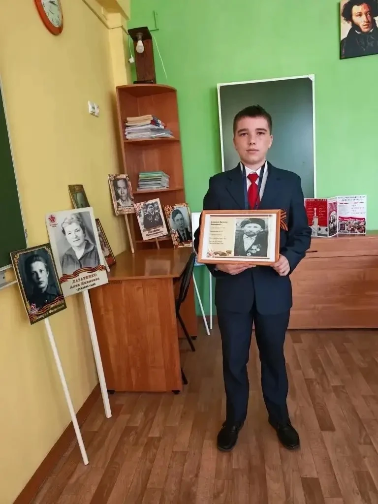 Этот час растопил самые крепкие детские сердца. ❤️  📚Сегодня в школе прошли трогательные классные ча