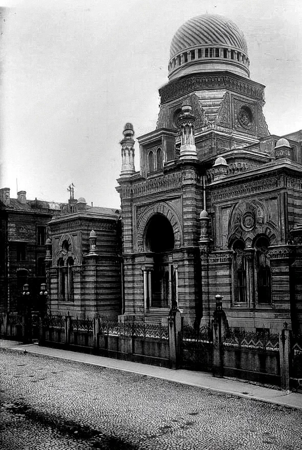 Синагога на Лермонтовском в 1927 году

Фотограф Магазинер С.А.

Взято у паблика "Старый Петербург"
