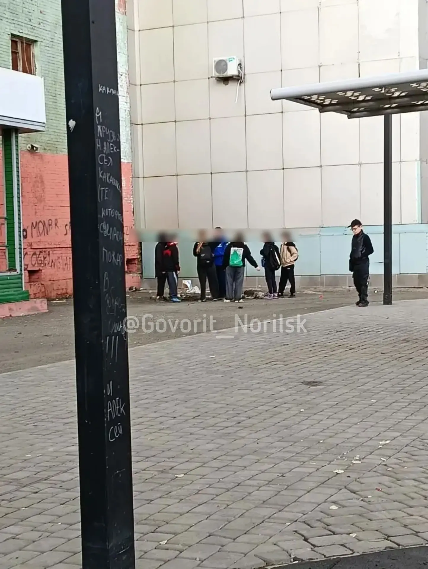 здравствуйте, замечаю постоянно собираются дети 9-13 лет и лазиют по заброшенному здани...