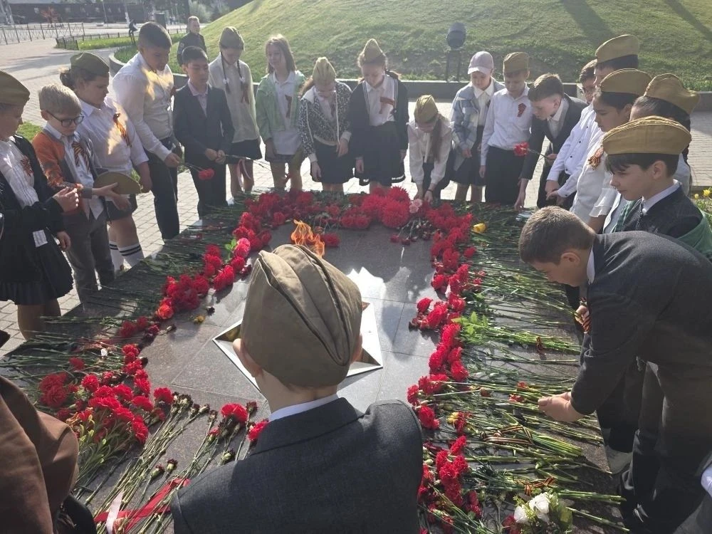 🌷Цветы для героев  🔥 Очень важно, что дети с ранних лет участвуют в таких значимых мероприятиях.  🔥 