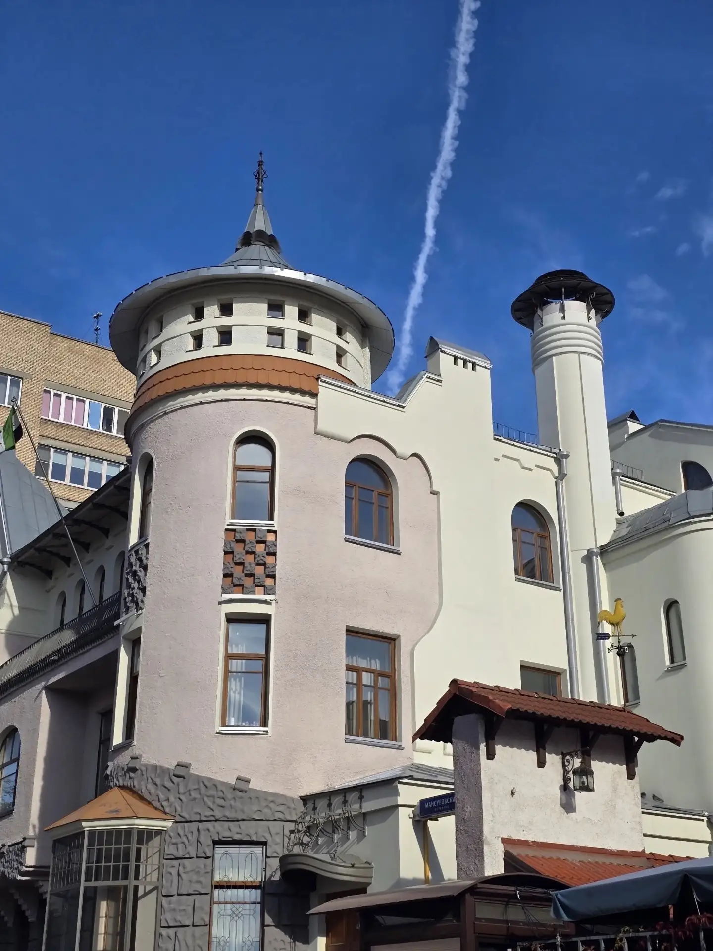 Доходный дом Лоськова в Мансуровском в кадре соседки. Построен в стиле московского моде...