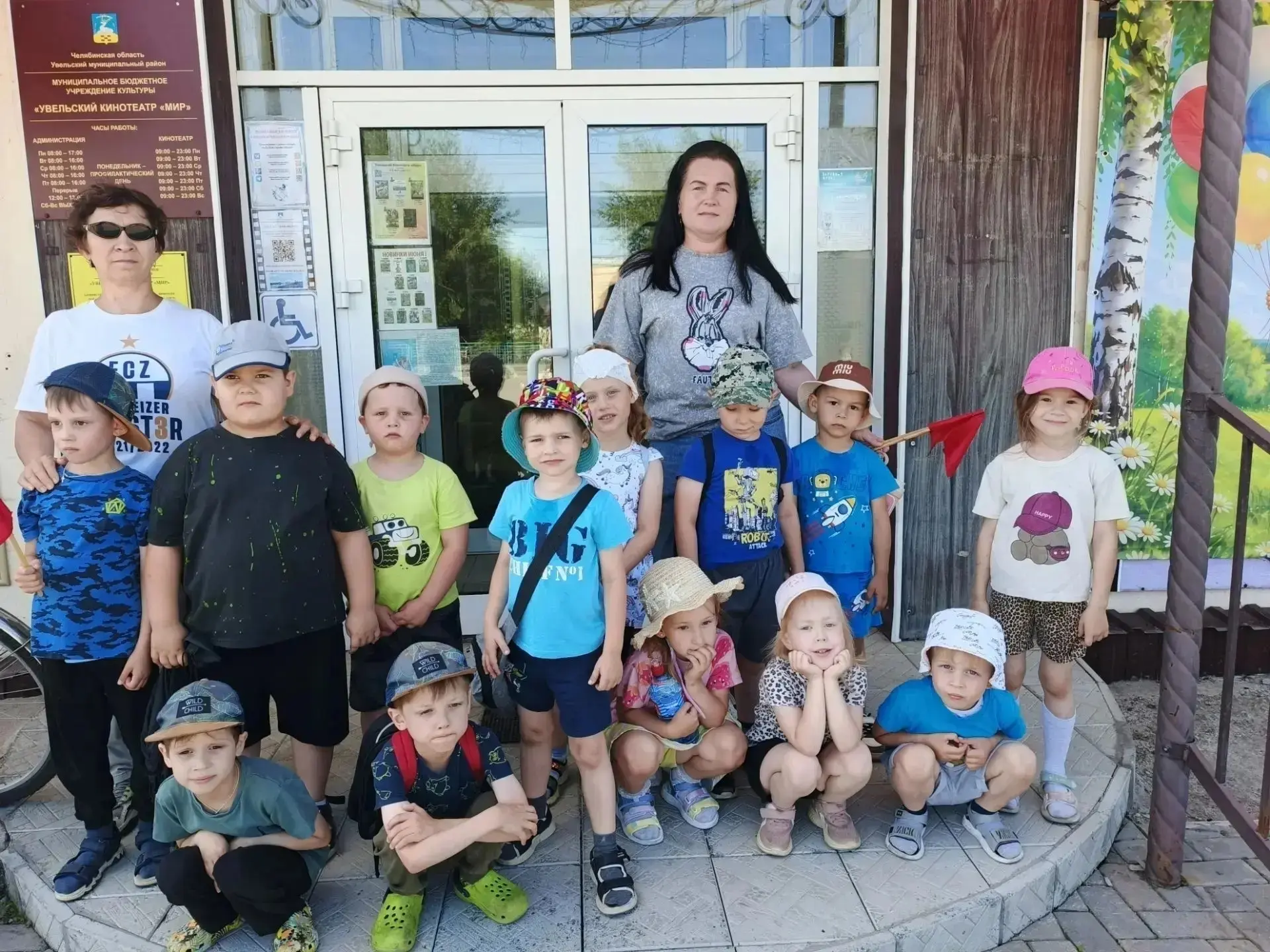 Дети детского сада 19 п. Увельский ходили в кинотеатр на мультфильм "Кощей". 
Организованный поход в