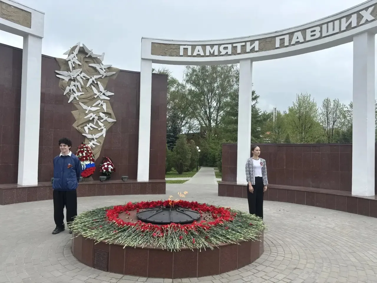 Учащиеся 9 «Л» класса нашей гимназии с честью пронесли Вахту Памяти на Аллее Памяти 🙏