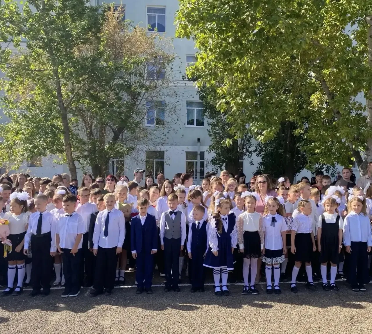 Сегодня в школах города состоялись торжественные мероприятия, посвященные Дню знаний. П...