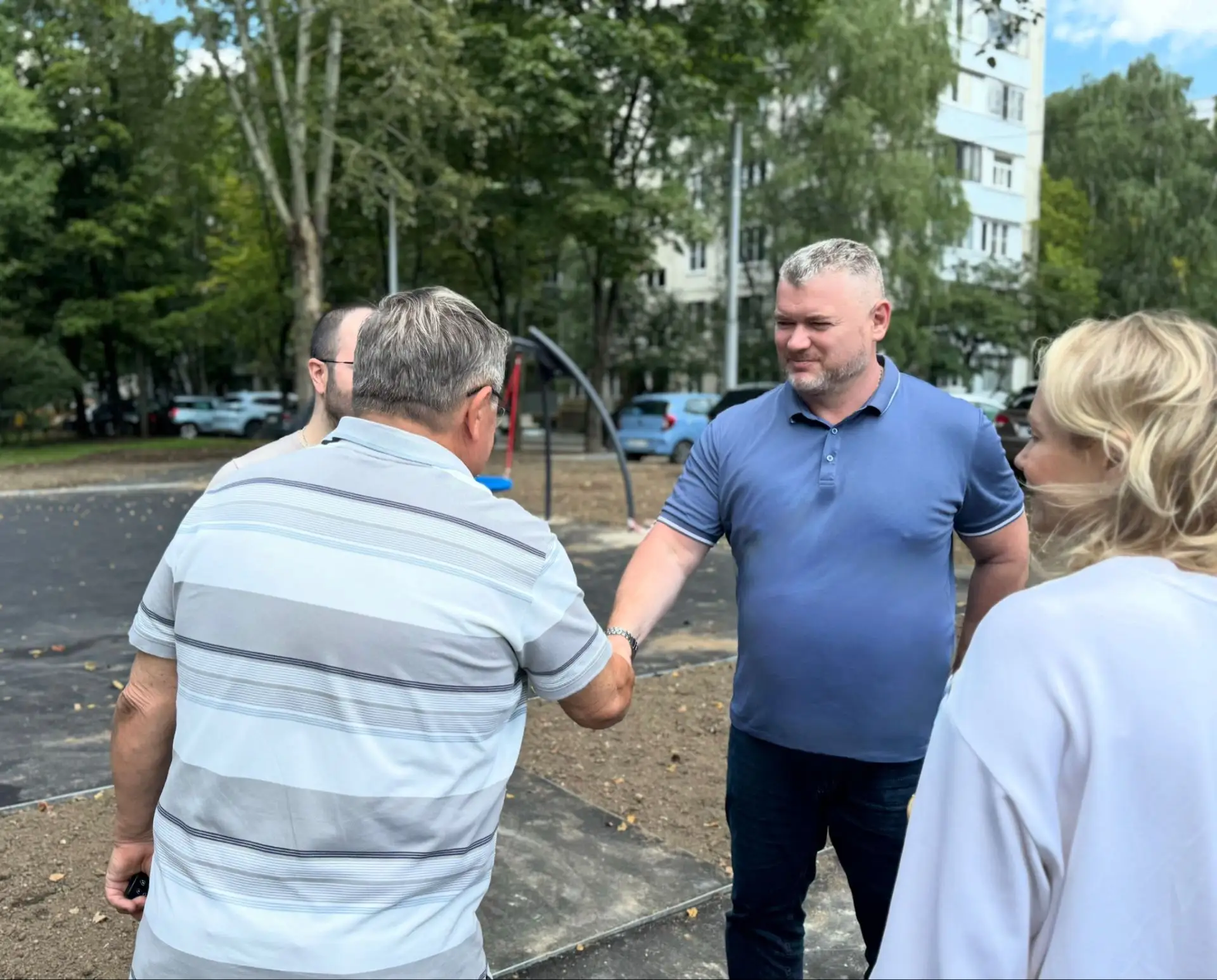 Детская площадка на Матвеевской: было – стало

Раньше это место выглядело совсем иначе: старая, небе